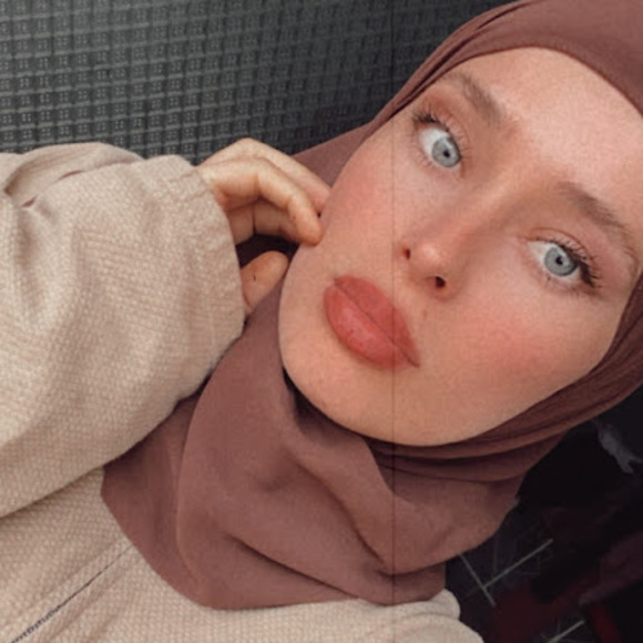 Meet your Posher, Xhuli - Picture 1 of 1